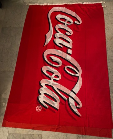 8845-1 € 15,00 coca cola vlag rood wit gaatjes doek 130 x 200.jpeg